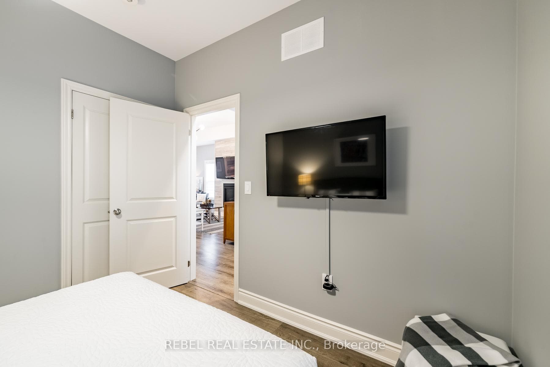 724 Samuel Angrove Avenue photo 20