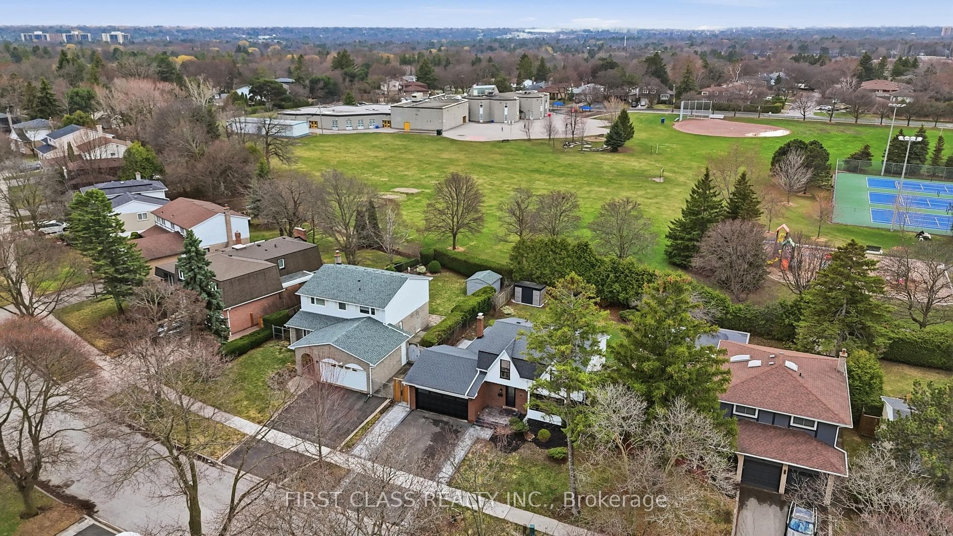 Minutes' walk to Bayview Fairways Public School