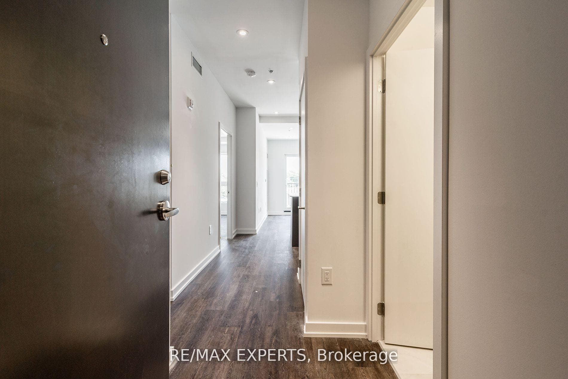 430 Essa Road Unit 303 photo 7