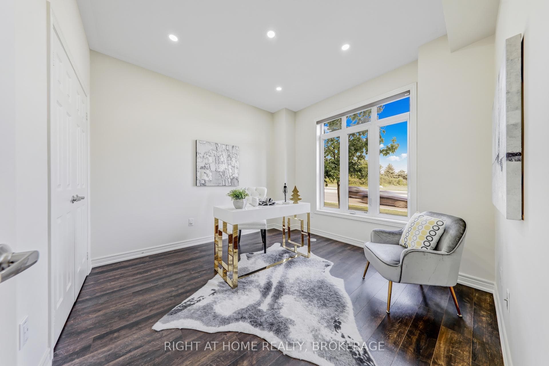 503 Dundas Street photo 2
