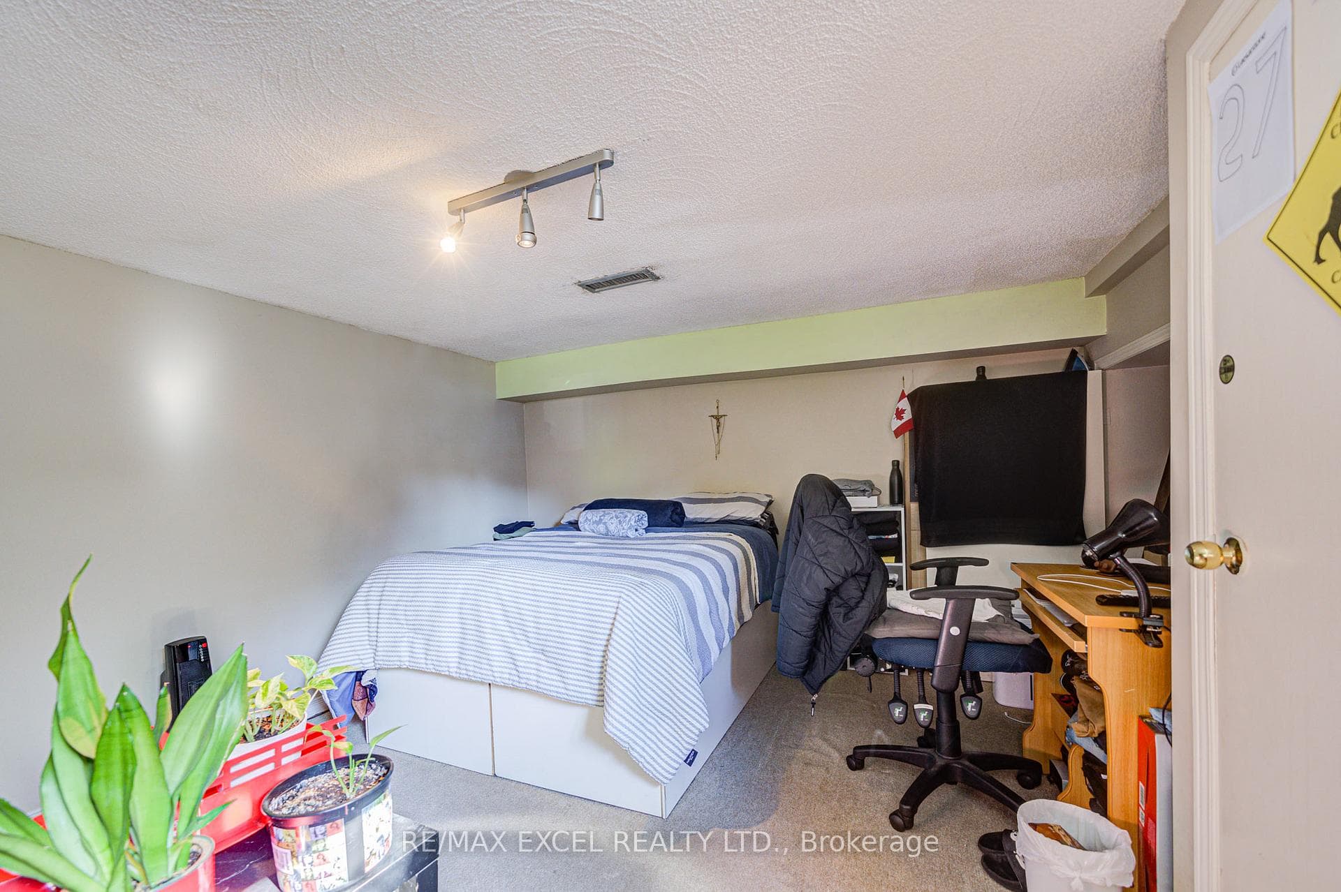 523 Delaware Avenue photo 32