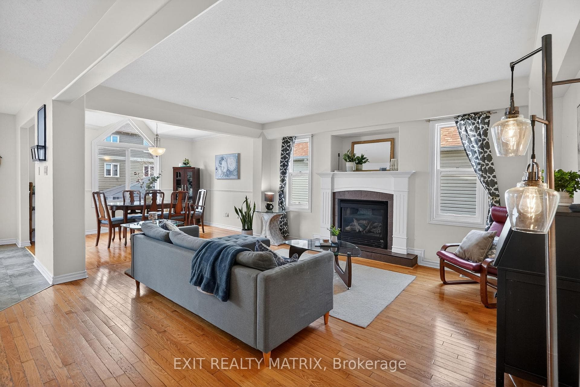 Gas FP in bright, open-concept family rm