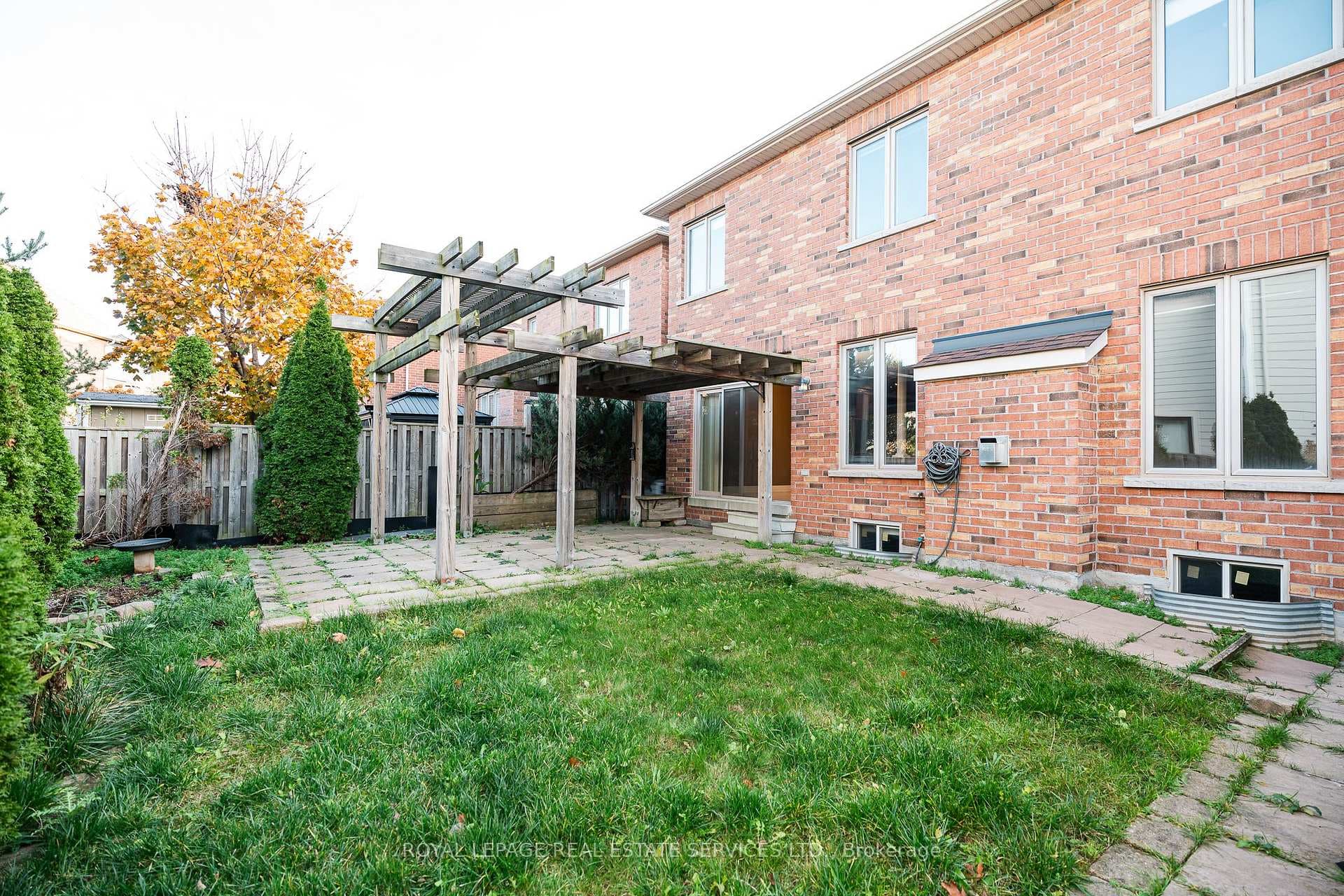 258 Holloway Terrace photo 25