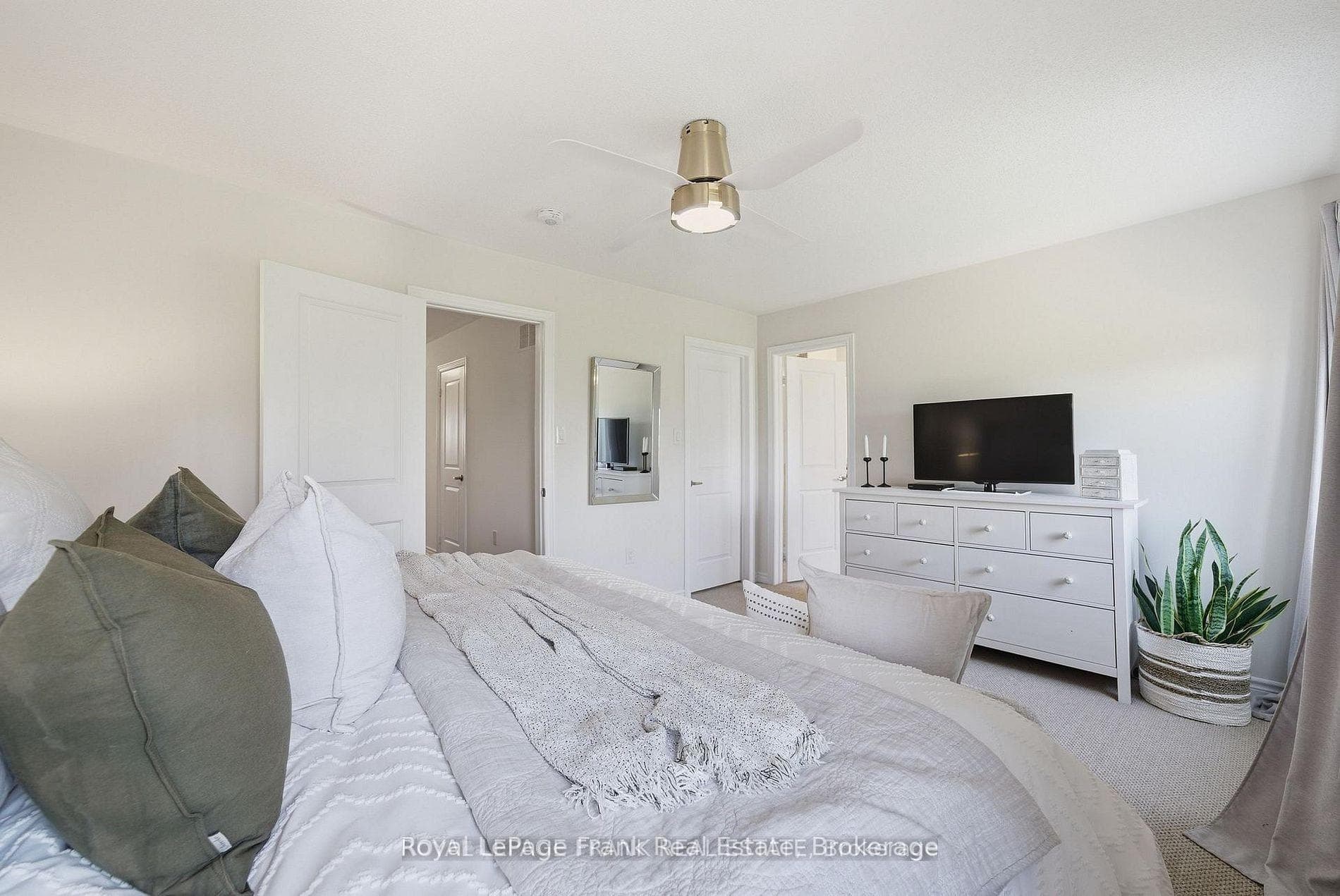15 Highlands Boulevard photo 17