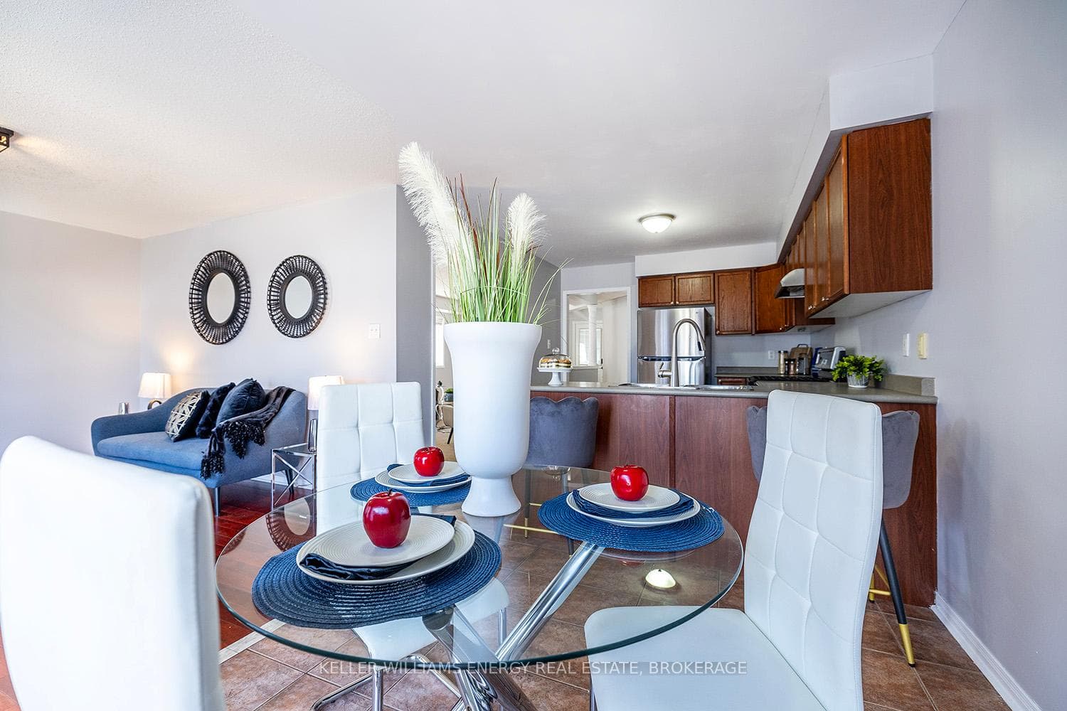 Eat-in kitchen