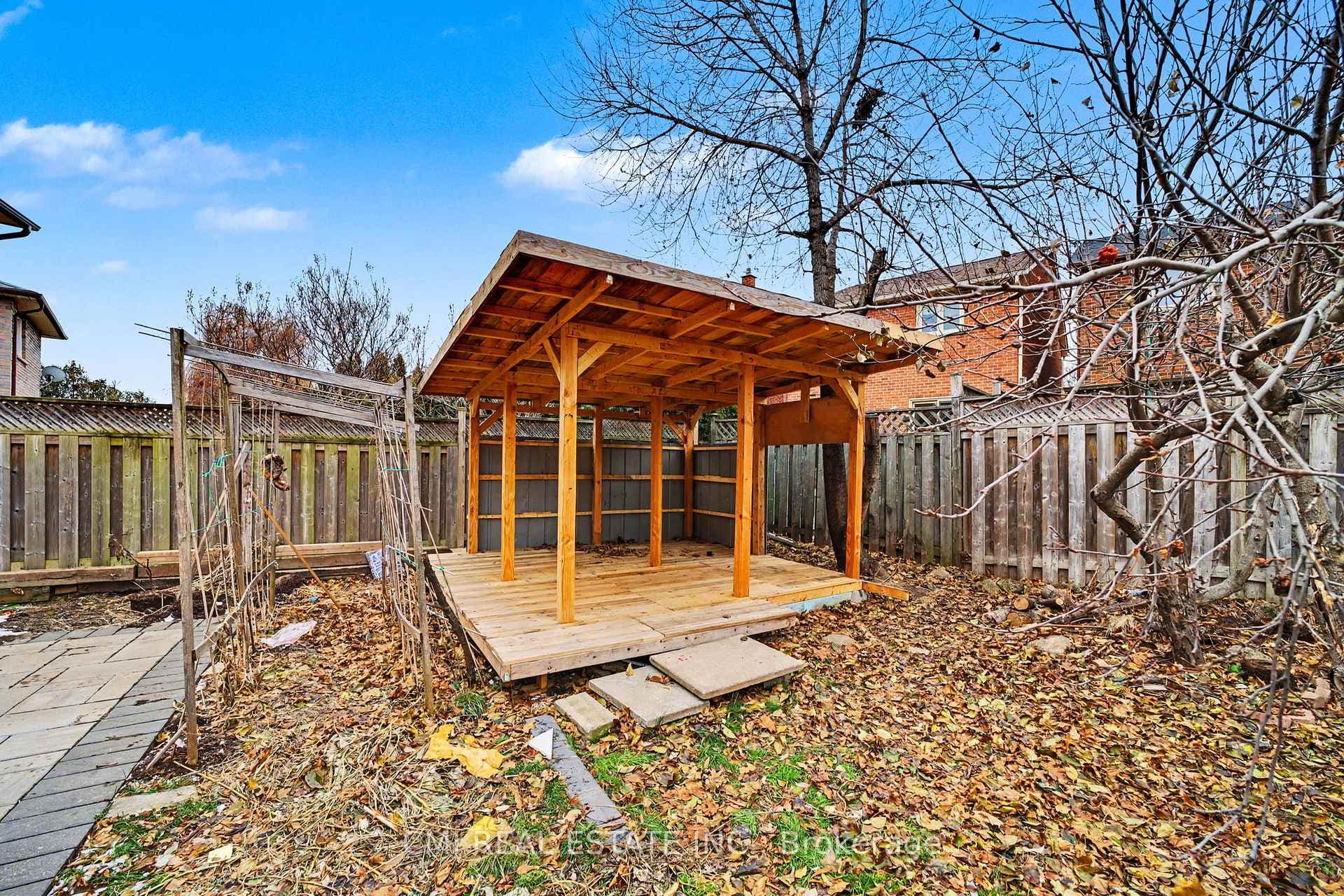 993 Lucerne Crescent photo 38