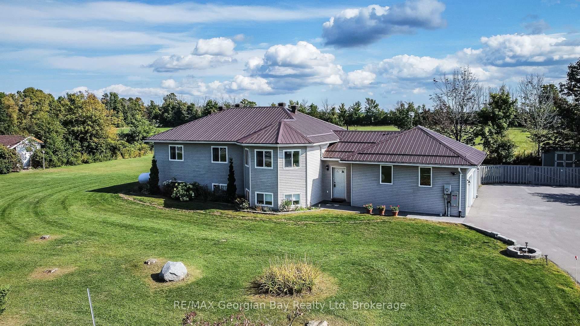 4989 Vasey Road photo 1