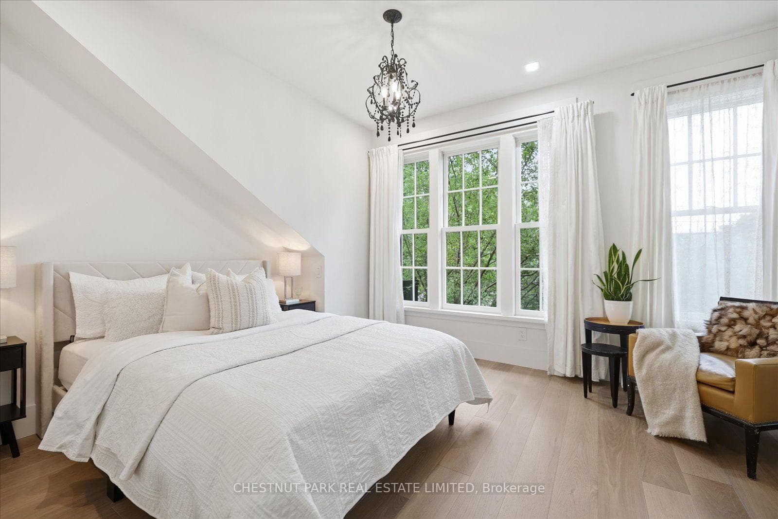 310 Bessborough Drive photo 28