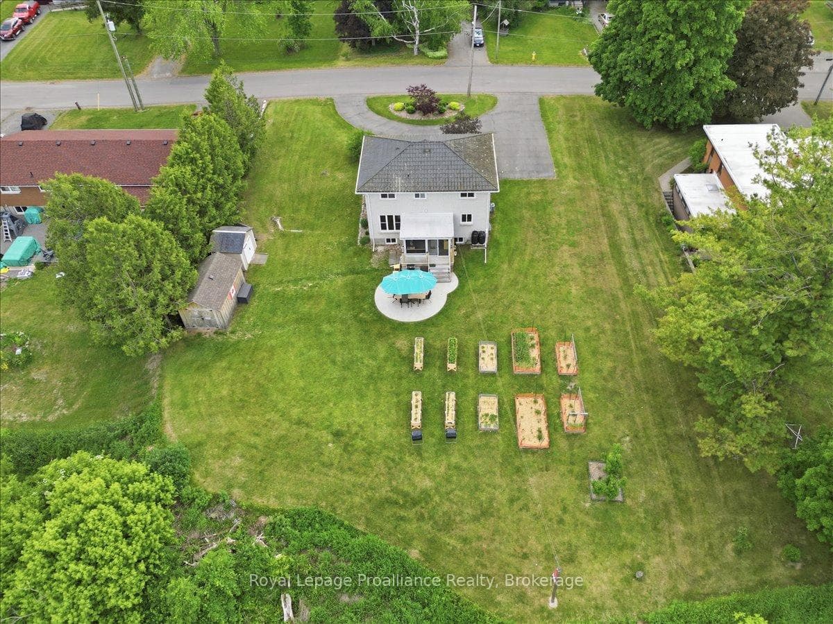 229 Henry Street photo 41