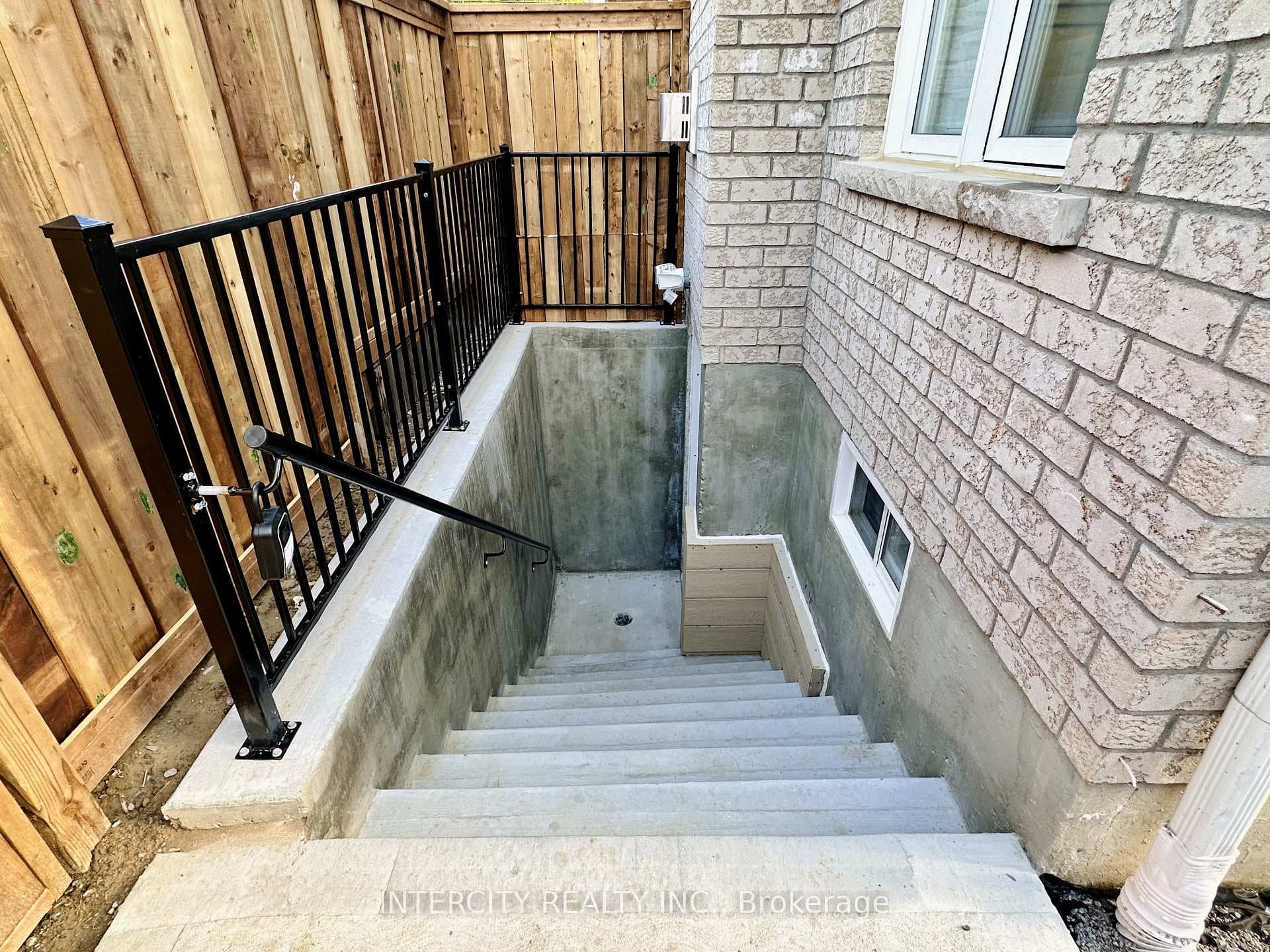 77 Romanelli Crescent Unit Bsmt photo 5