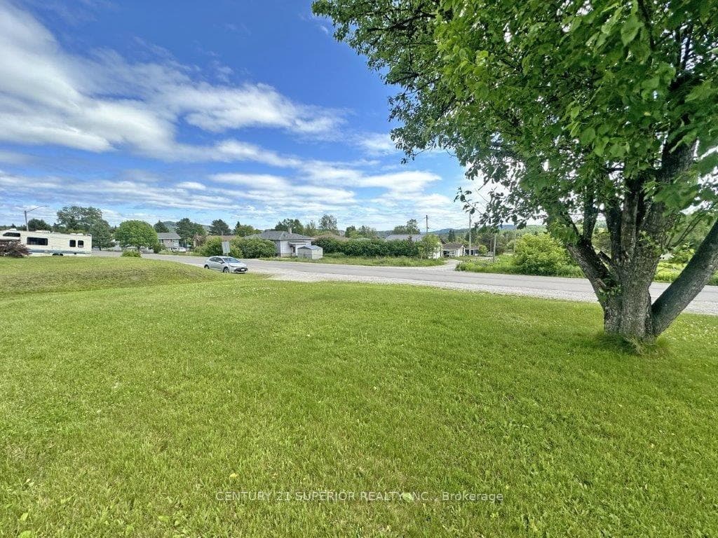 183 McKirdy Ave photo 2