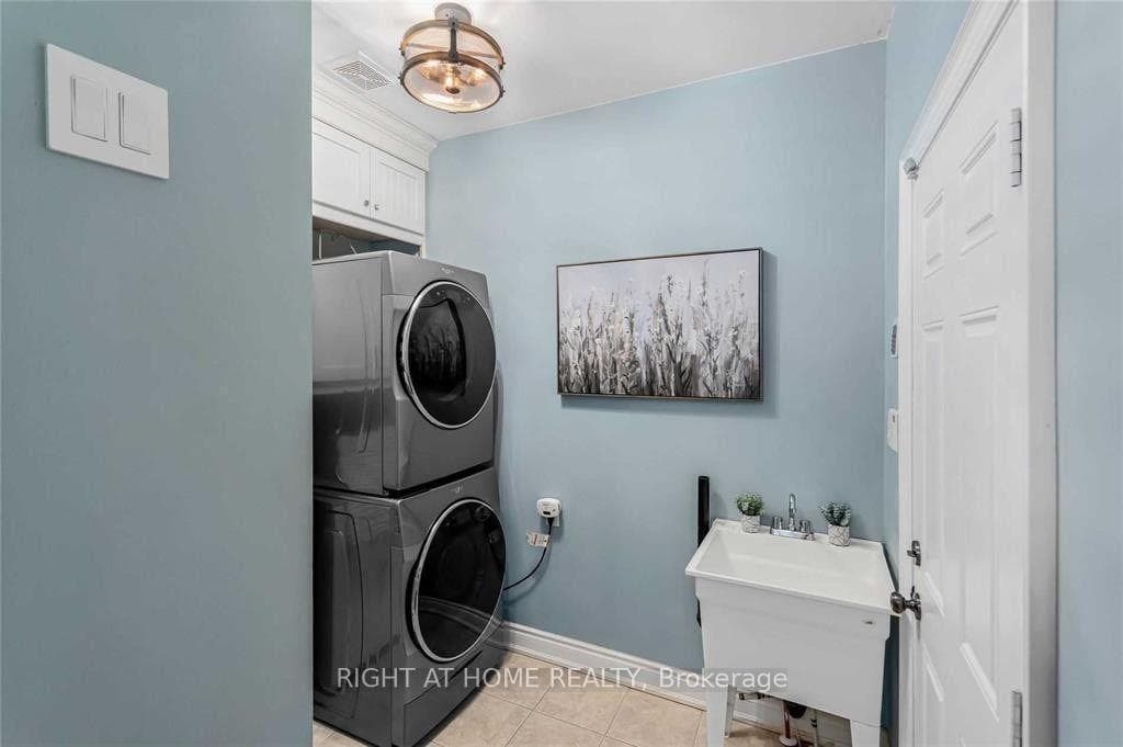 111 Courvier Crescent photo 6