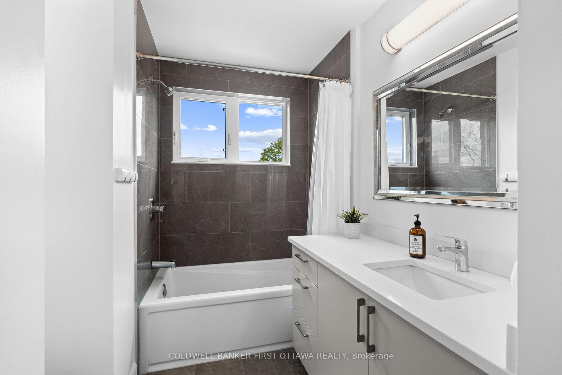 4 piece full bathroom w tiled bath/shower & window