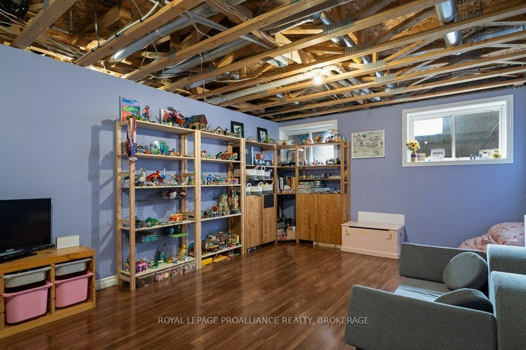 1560 Davenport Crescent photo 35