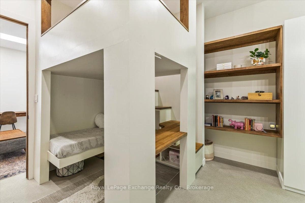 310 ADELAIDE Street photo 22