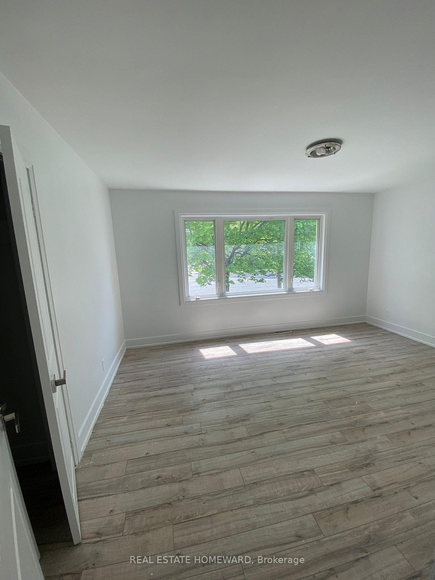 1049 Simcoe Street Unit Main photo 5