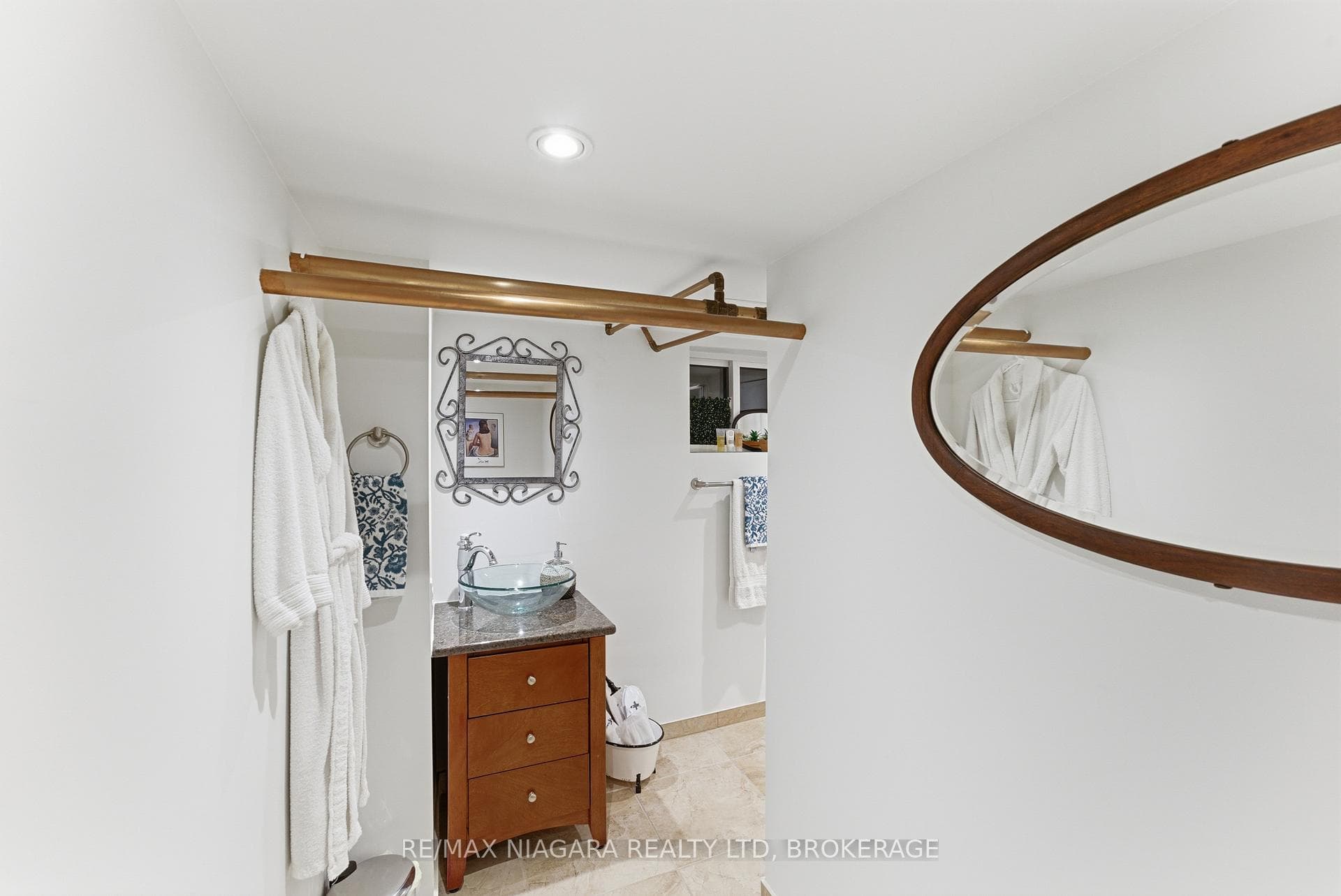 8 Giles Crescent photo 25