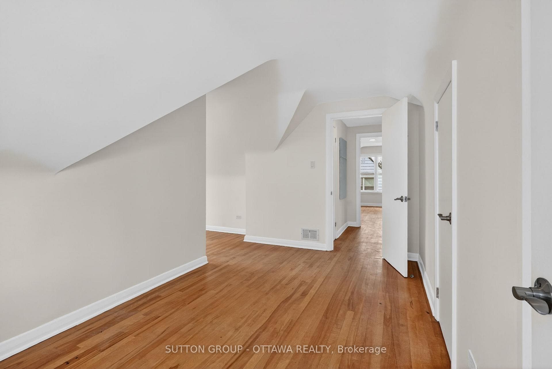499 NEIGHBOURHOOD Way photo 26