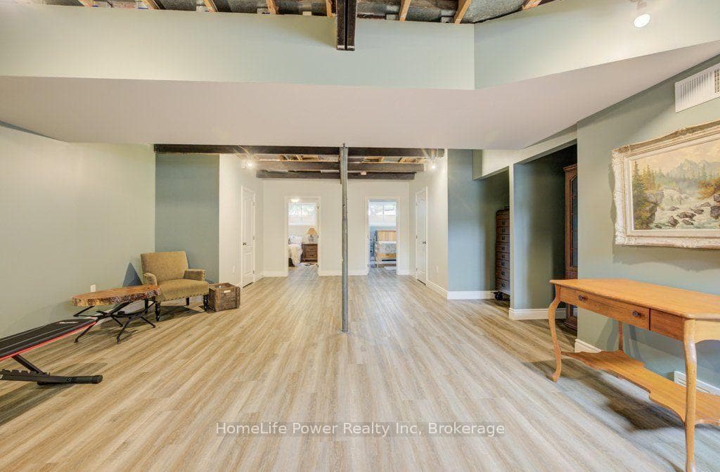 1077 QUEEN Street photo 18