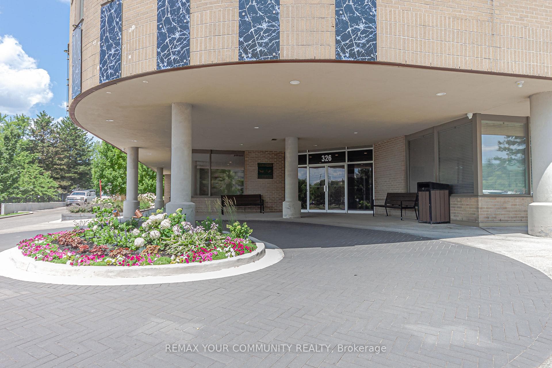 326 Major Mackenzie Drive Unit 301 photo 2