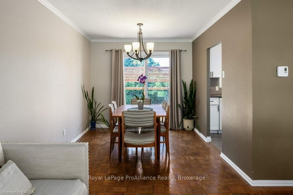 671 SUSSEX Boulevard photo 13