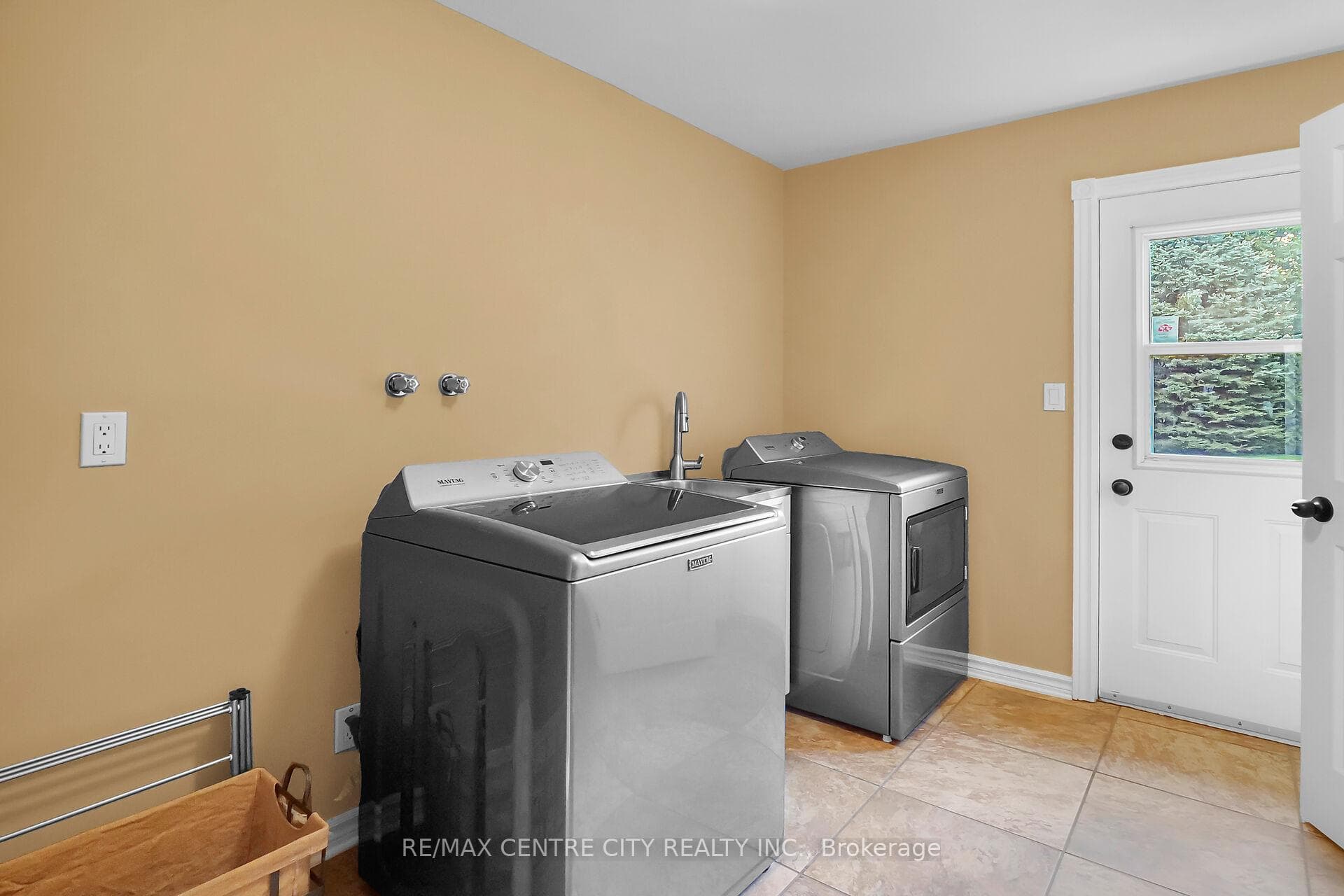 98 Robert Street photo 18