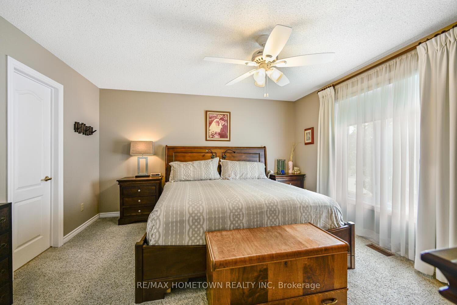 Primary bedroom w/ walk in closet