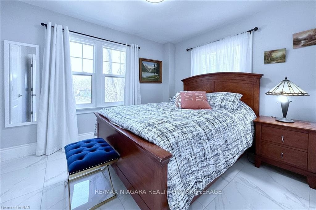 15 OAKRIDGE Crescent photo 12