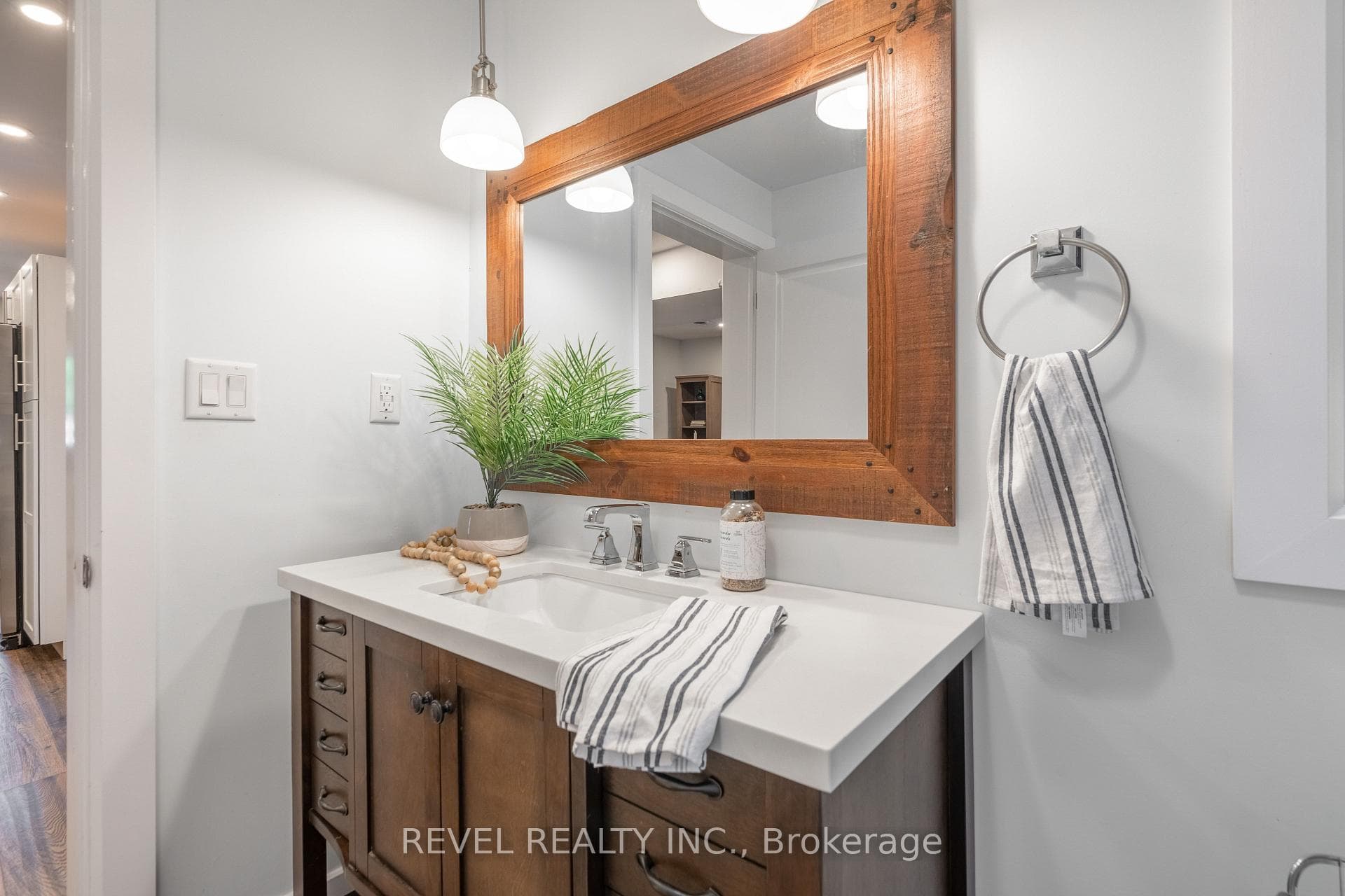 646 Bowan Street photo 13