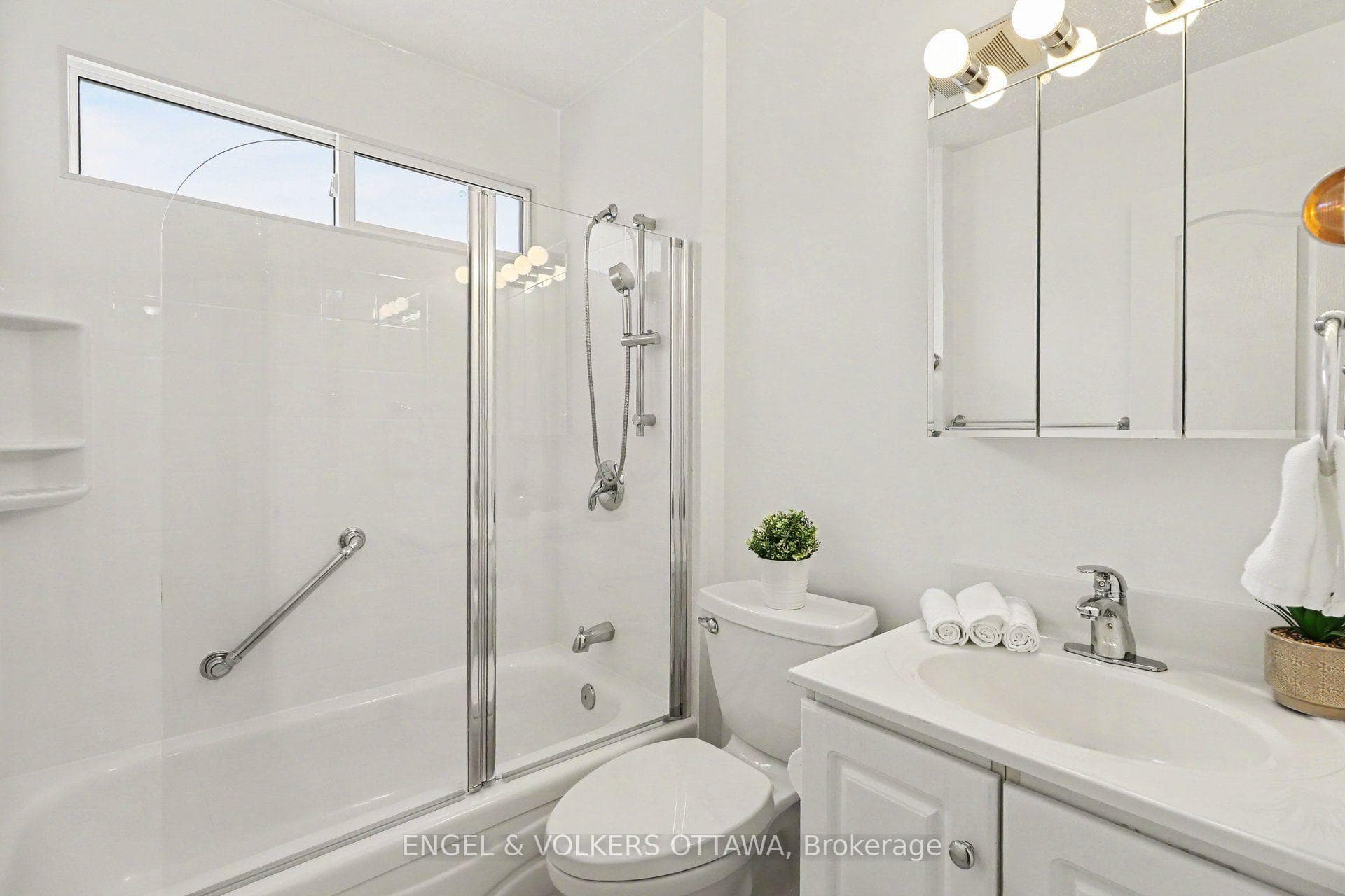 1331 Alloway Crescent photo 17
