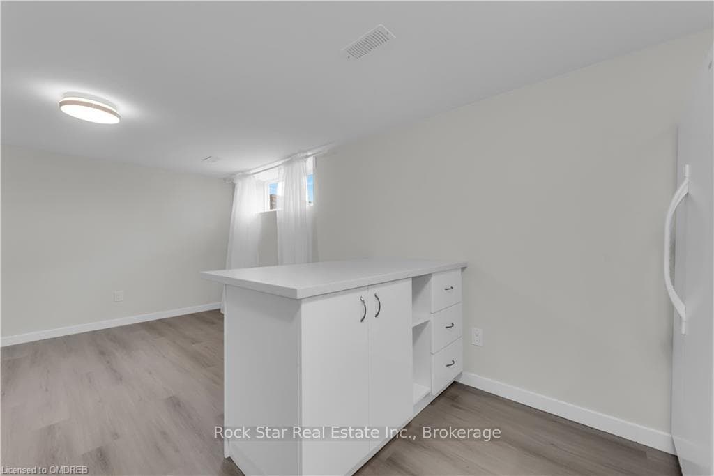 17 VICTOR Boulevard Unit B photo 7