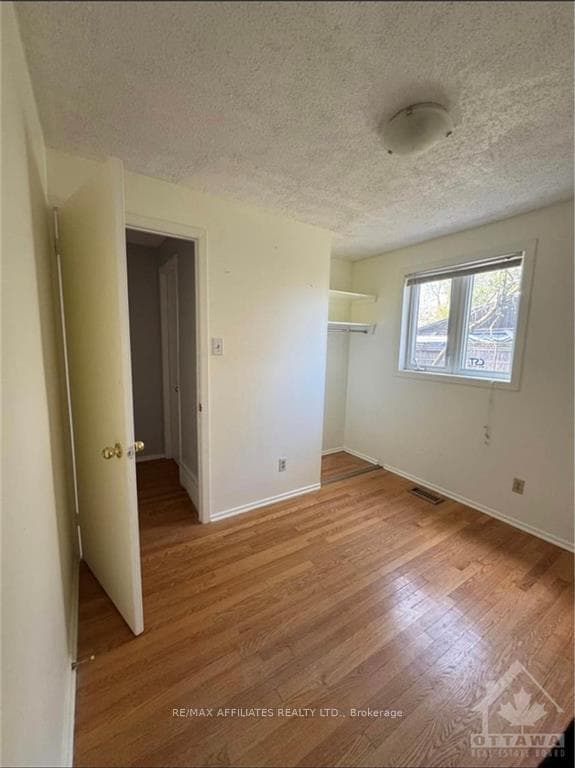1097 CHATEAU Crescent photo 7