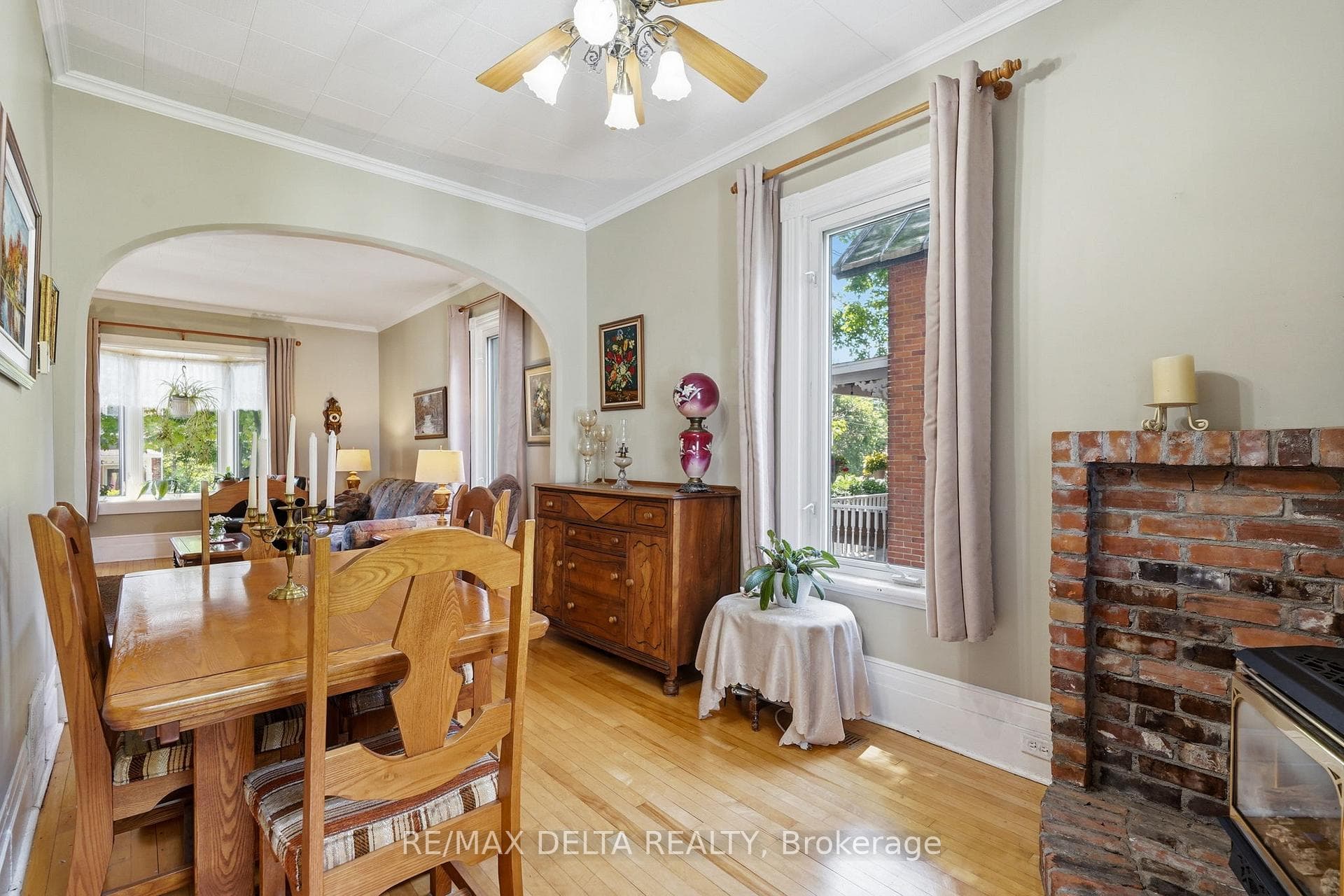 Dining room.