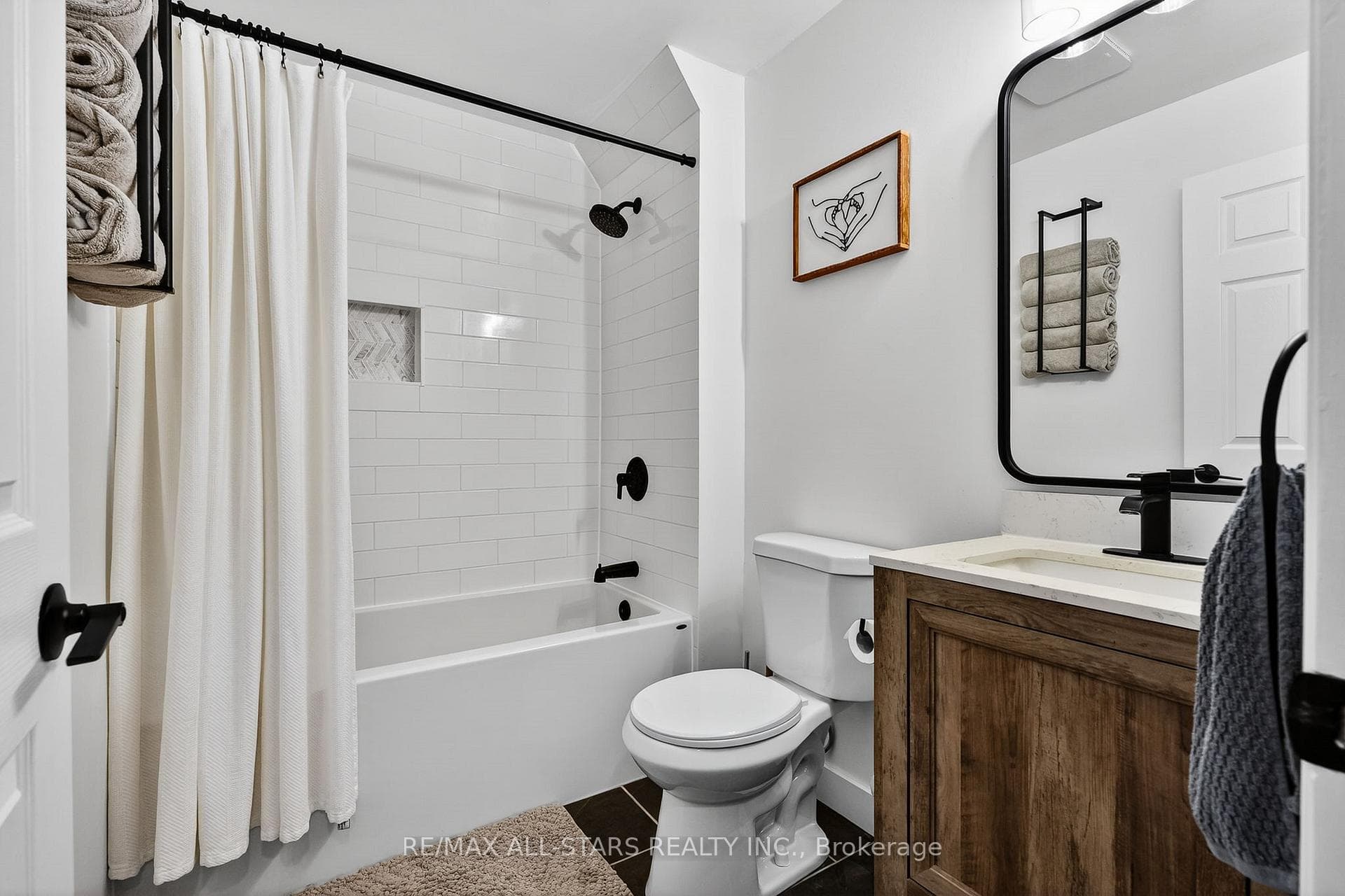646 The Glen Road photo 14