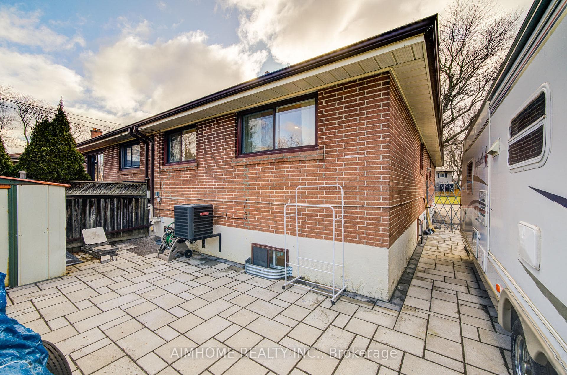 101 Marbury Crescent photo 34