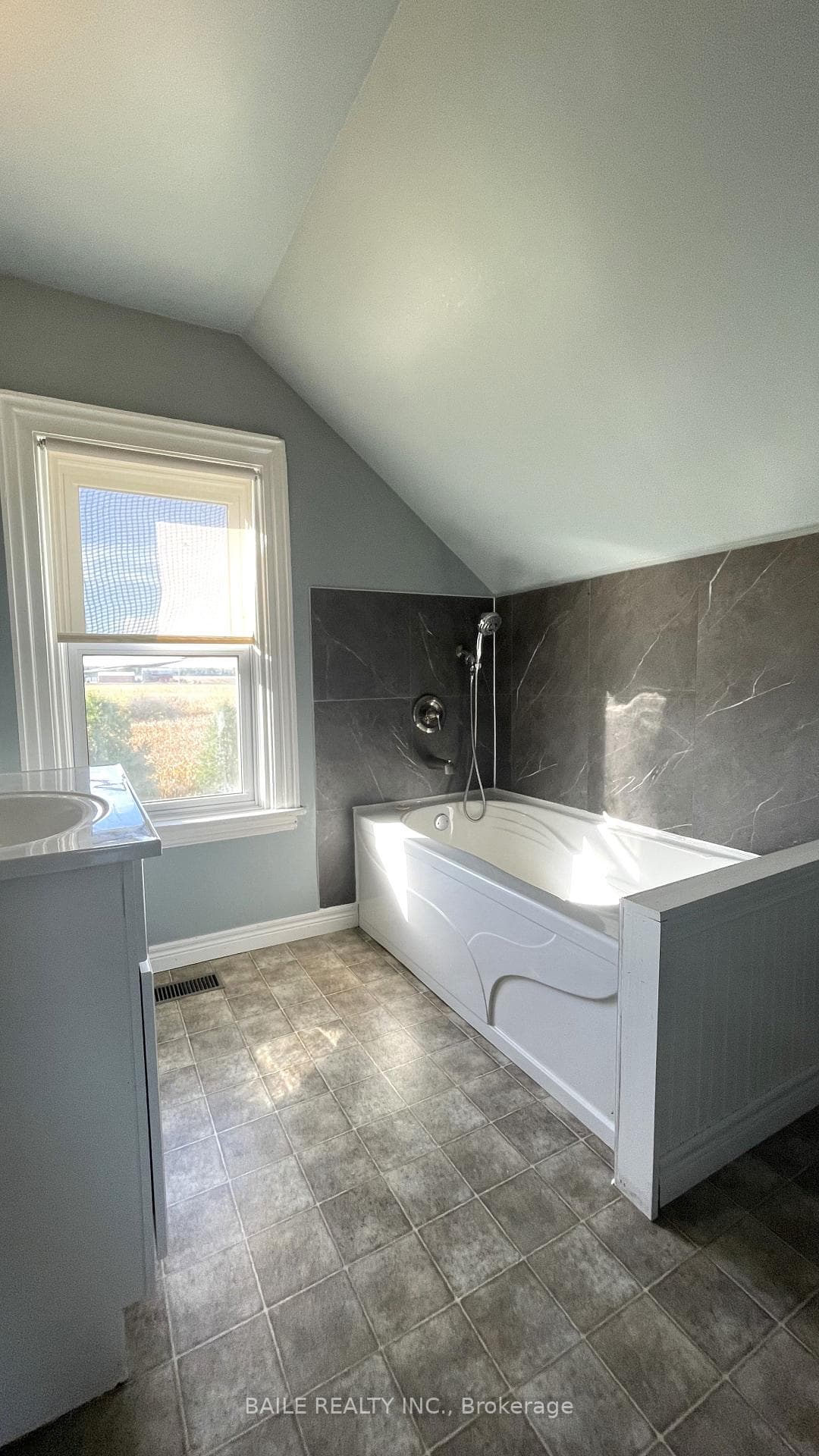 4 pc bath - 2nd floor