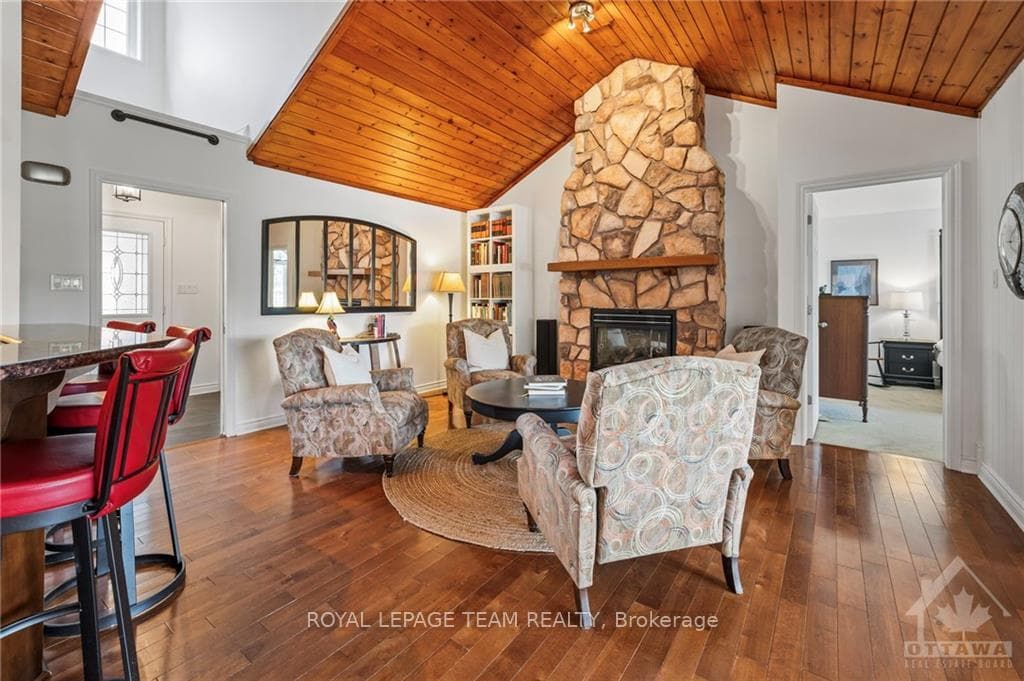 7009 RIDEAU VALLEY Drive photo 8