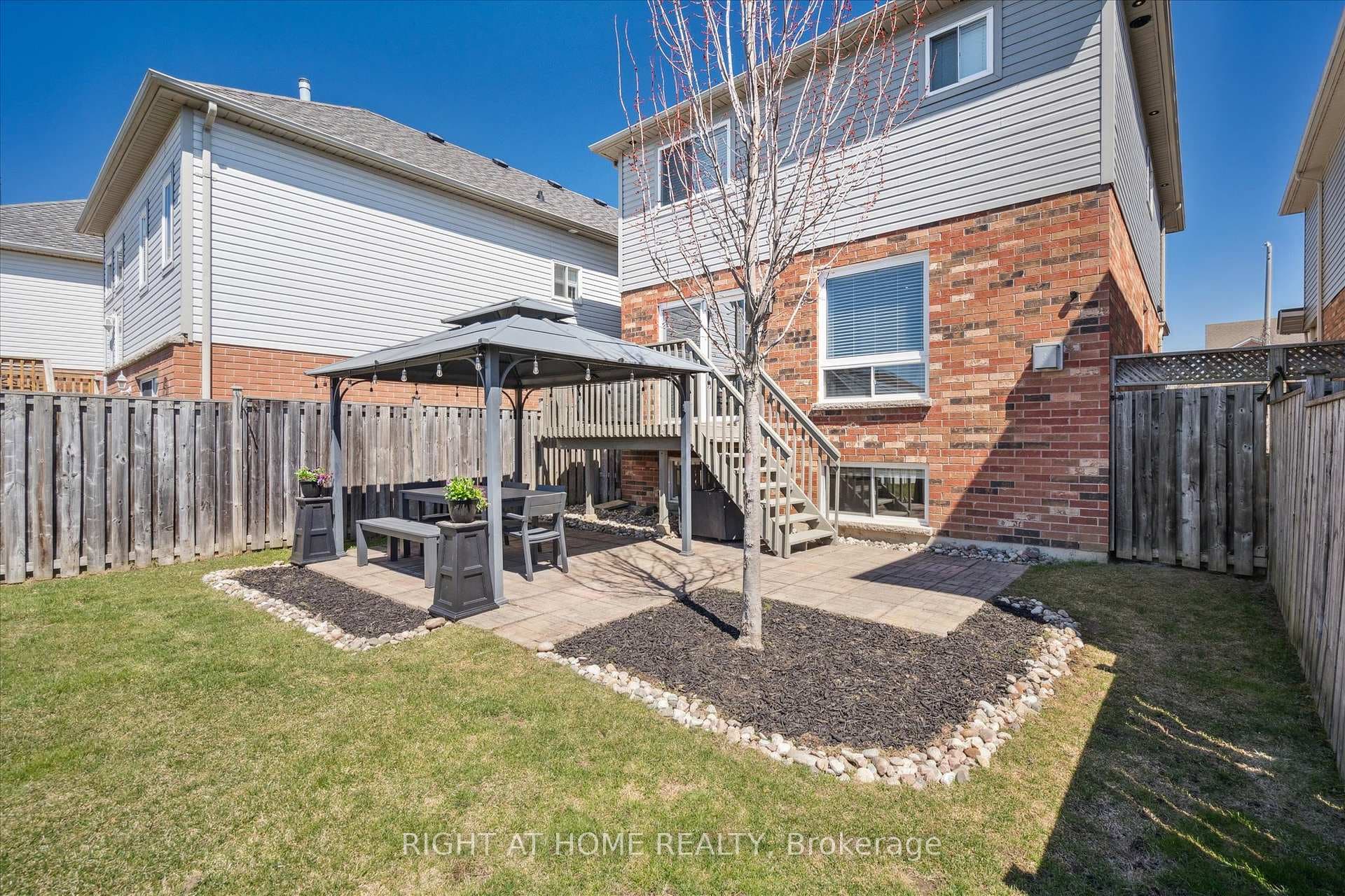 668 Blythwood Square photo 34