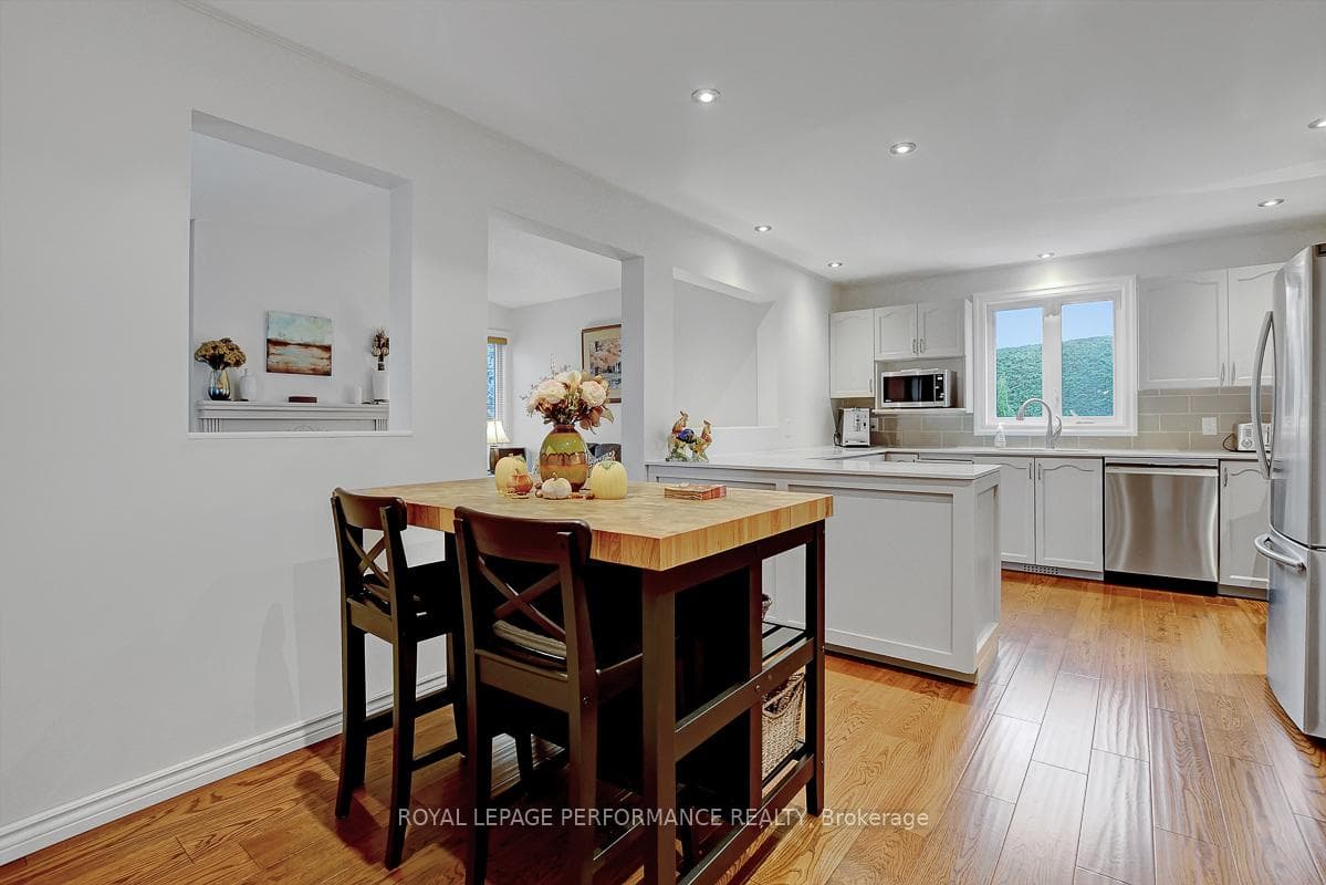 32 Parklands Avenue photo 15