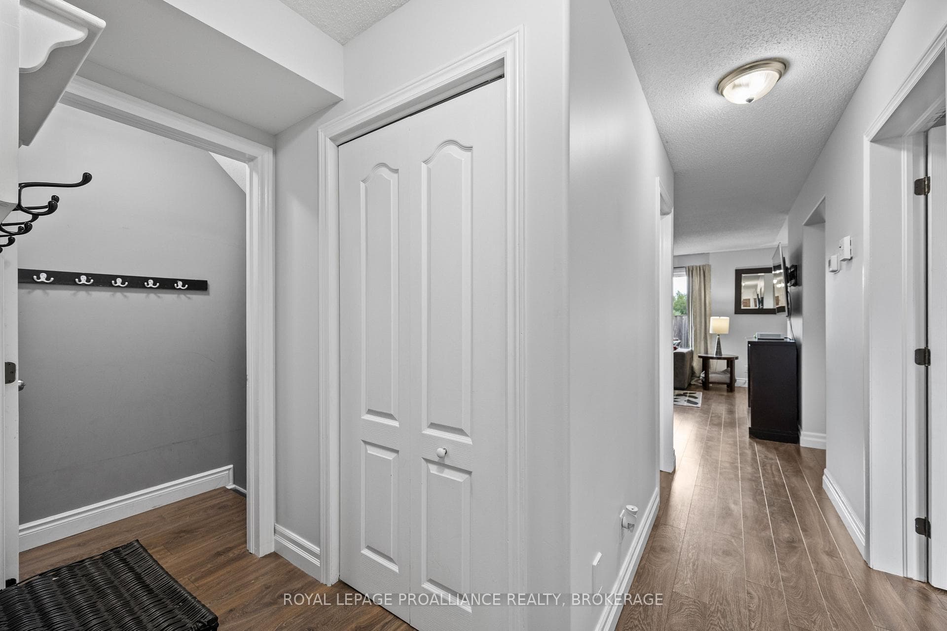 974 Swanfield Street photo 4