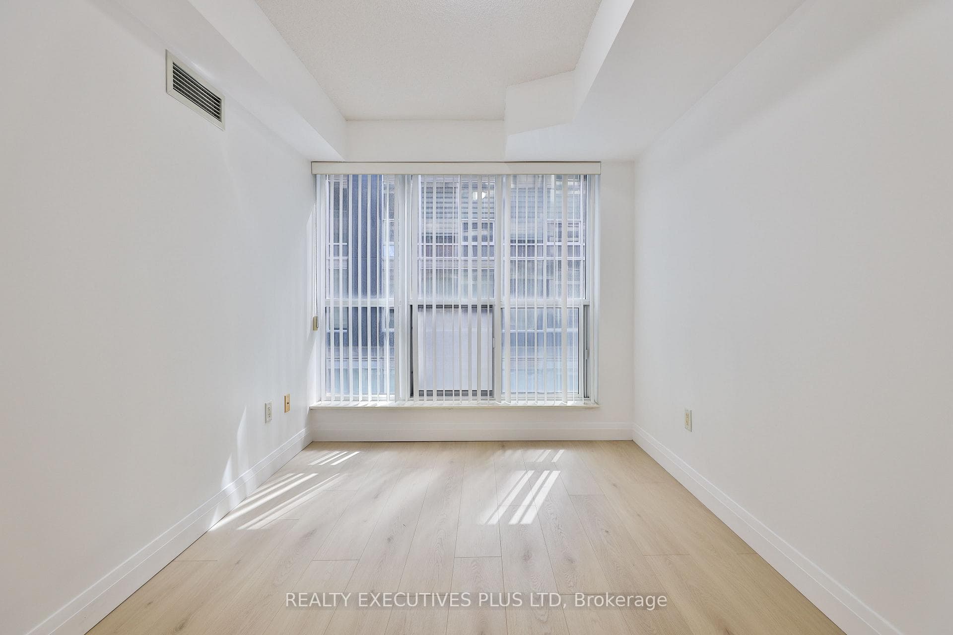 250 Wellington Street Unit 1028 photo 20