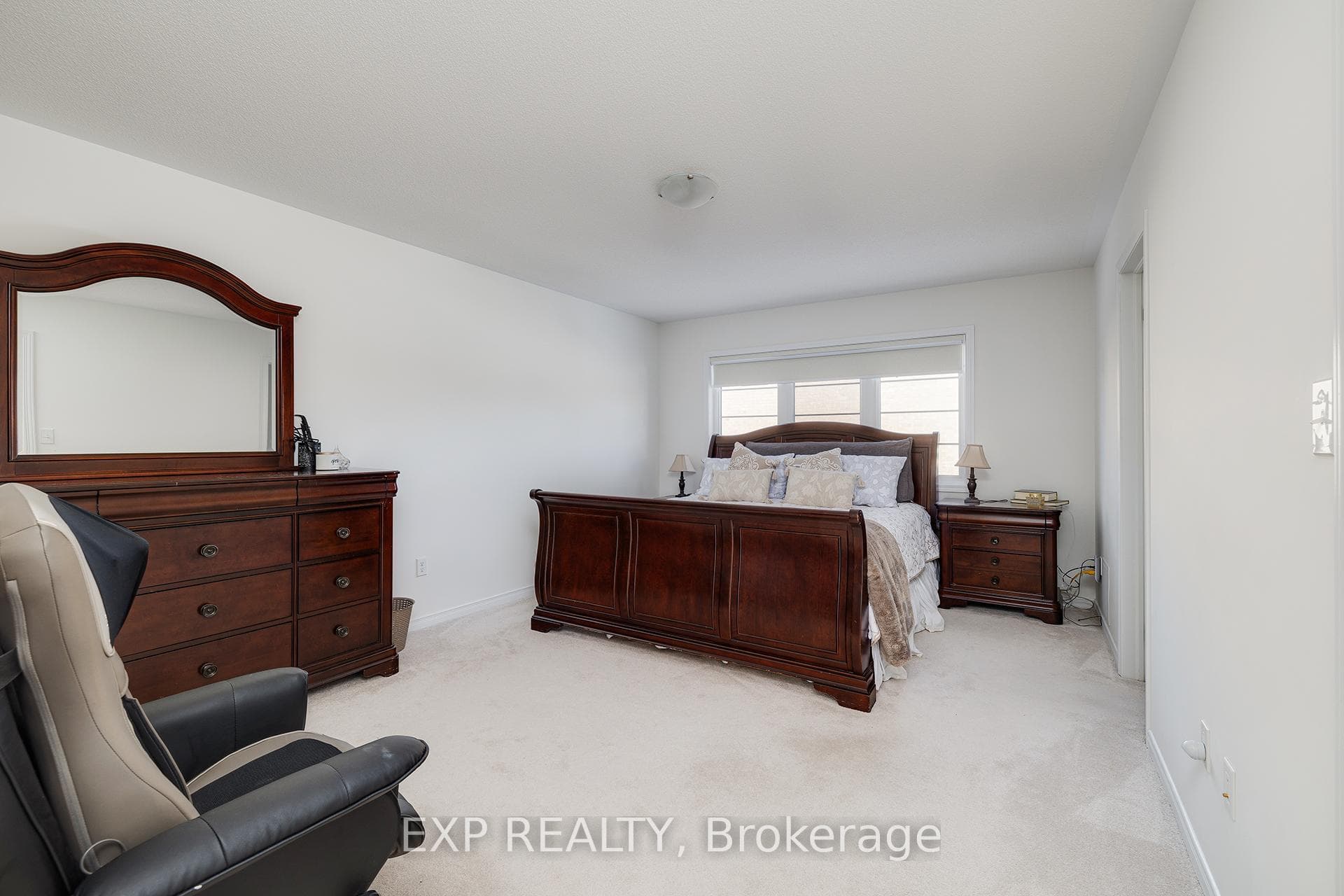 2344 Equestrian Crescent photo 17