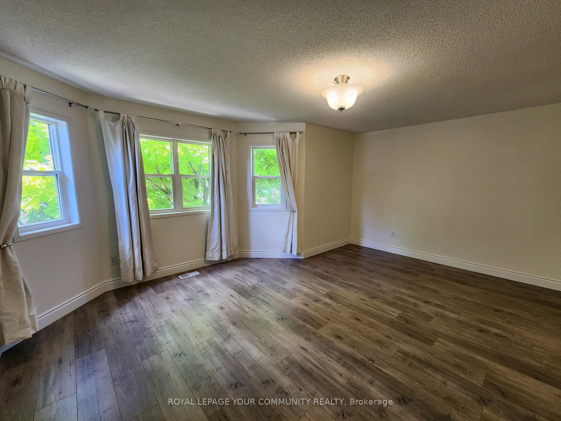 42 Woodroof Crescent photo 16