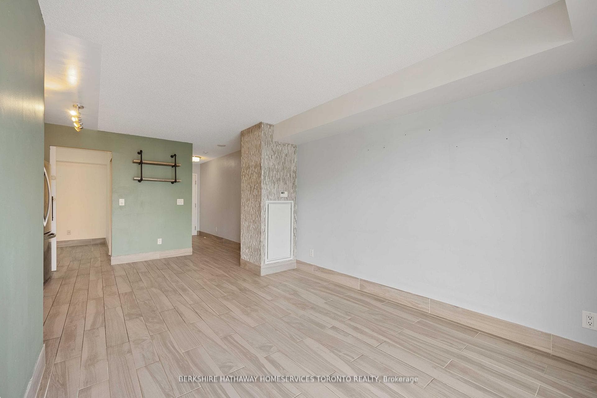 38 Joe Shuster Way Unit 1625 photo 5