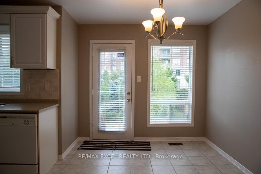 97 Revelstoke Crescent photo 10