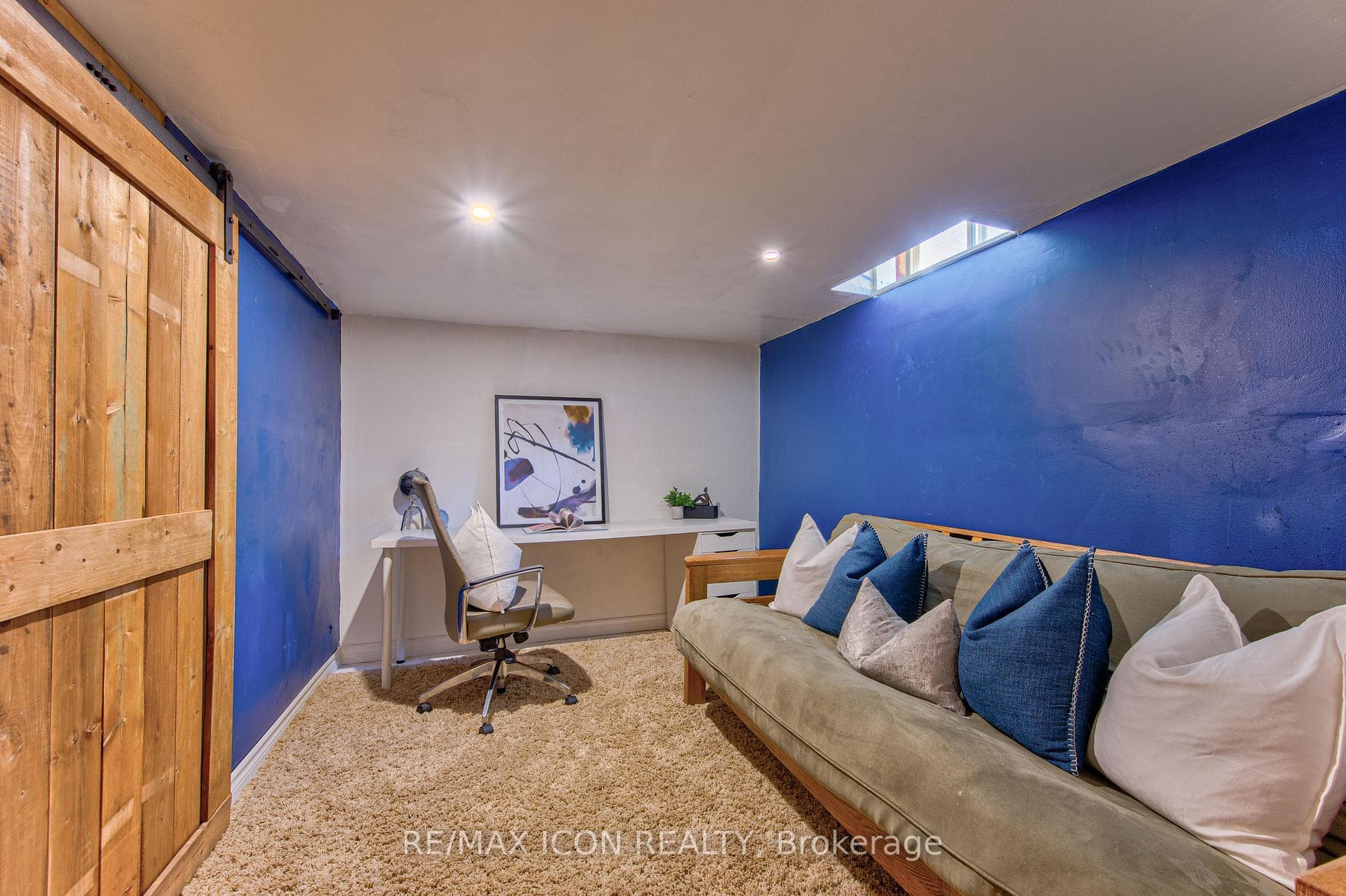 15 Hall Crescent photo 39