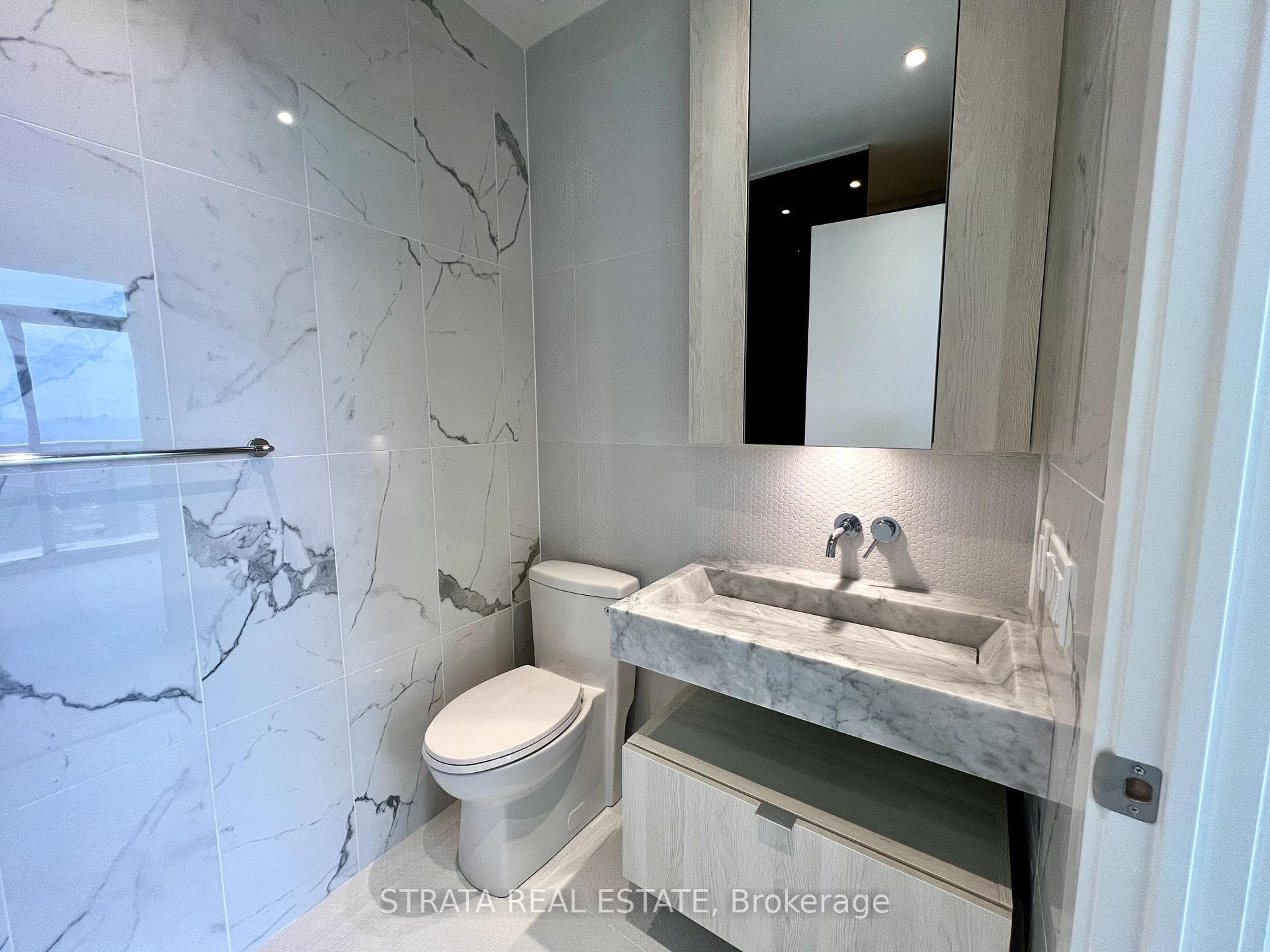 11 Yorkville Avenue Unit 5501 photo 17
