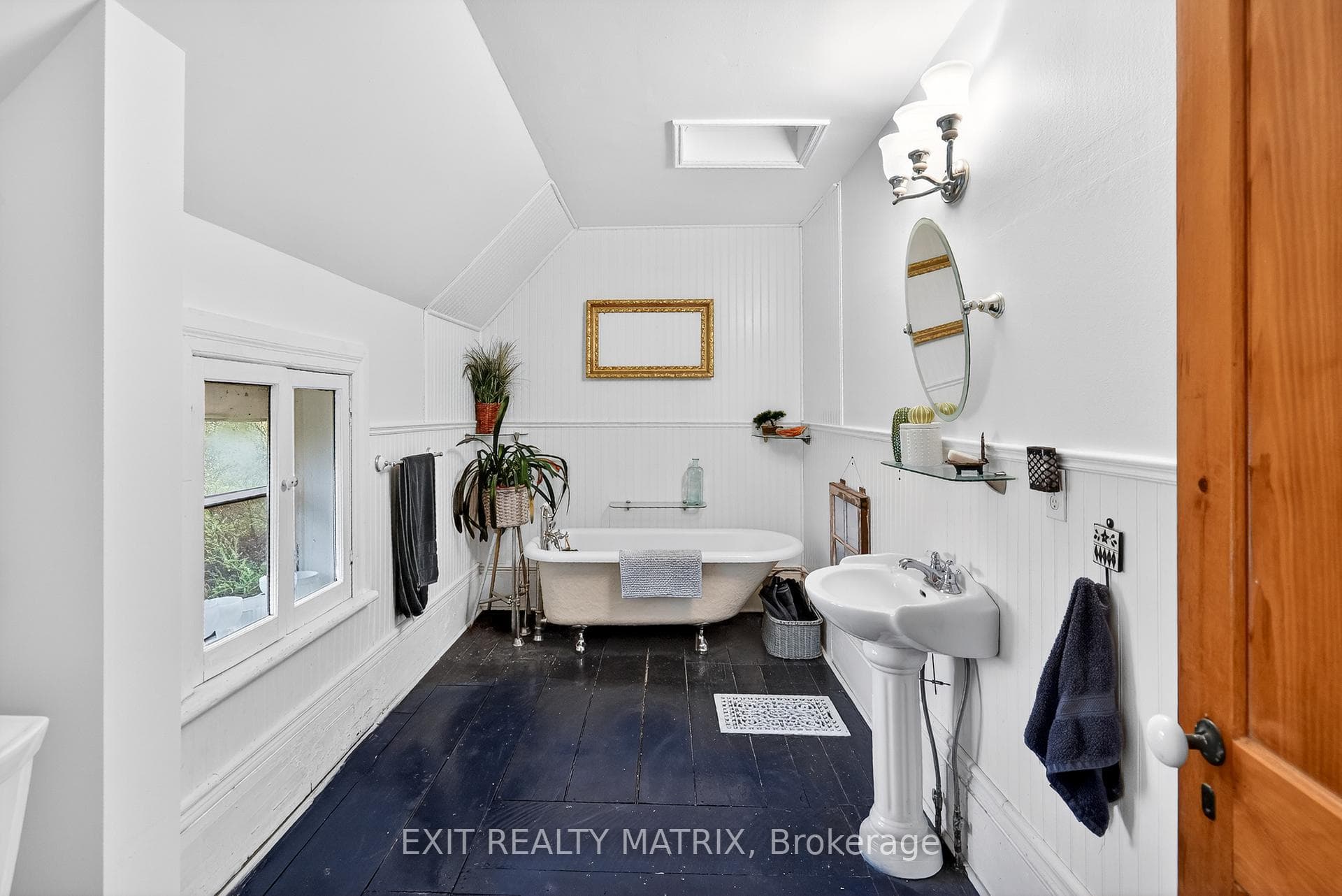2nd floor bath w/ soaker tub