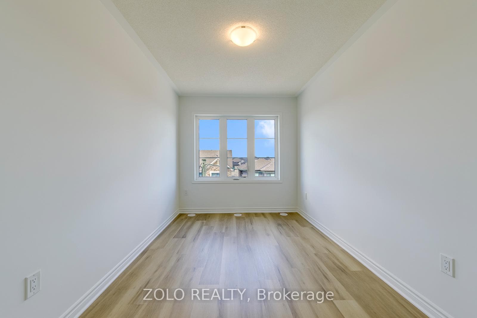 1572 Rutland Crescent photo 29