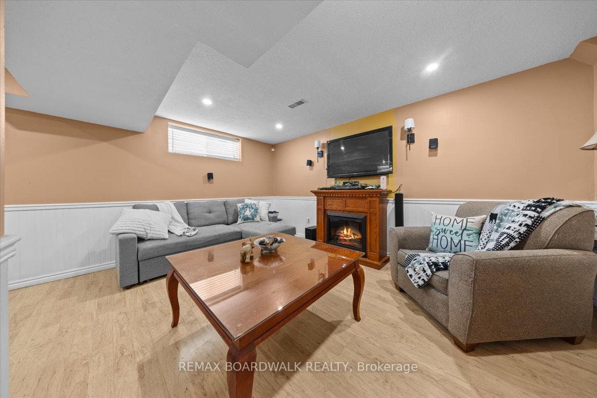 2285 Cecile Crescent photo 35